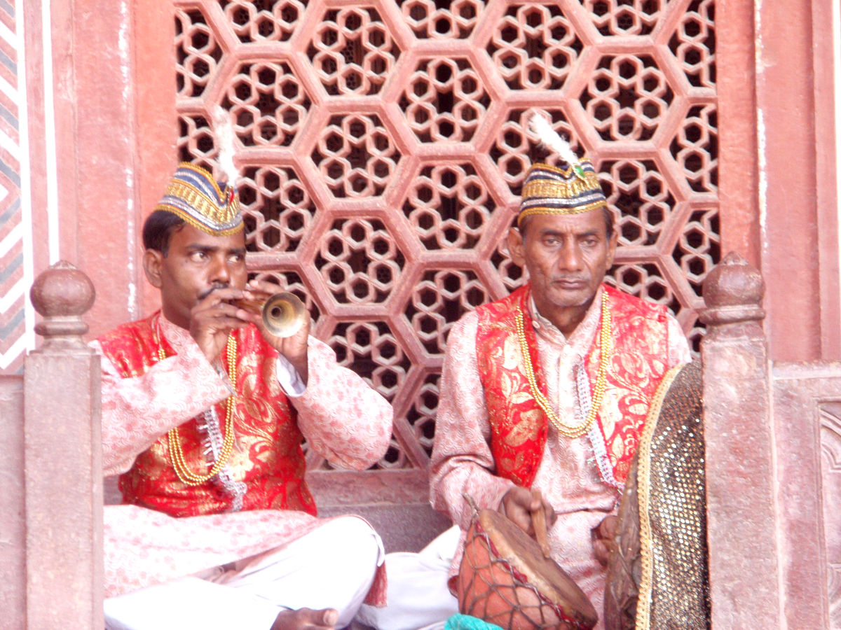 Musicos en la visita al Taj Mahal en Agra
