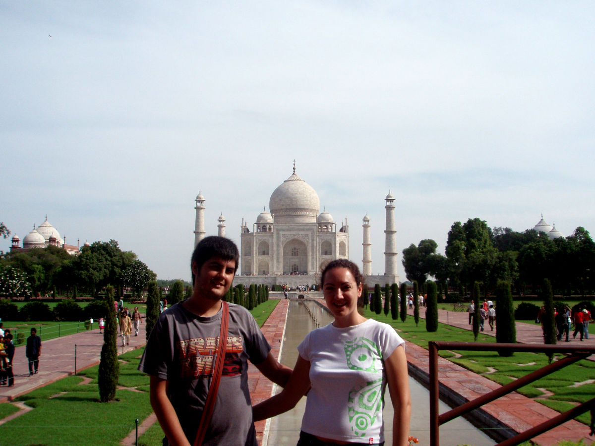 Pau y Vero en la visita al Taj Mahal