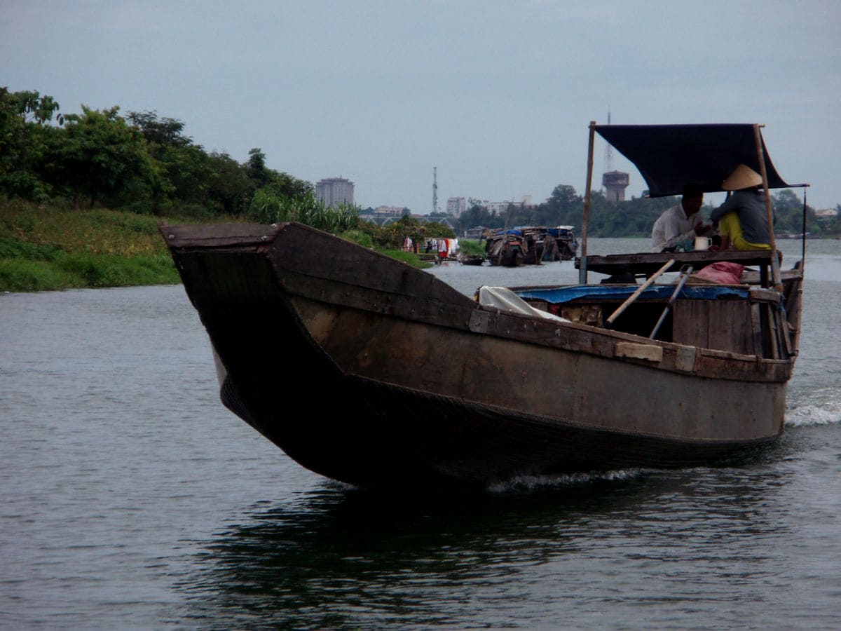 Barcaza en el rio Perfume de Hue, Vietnam