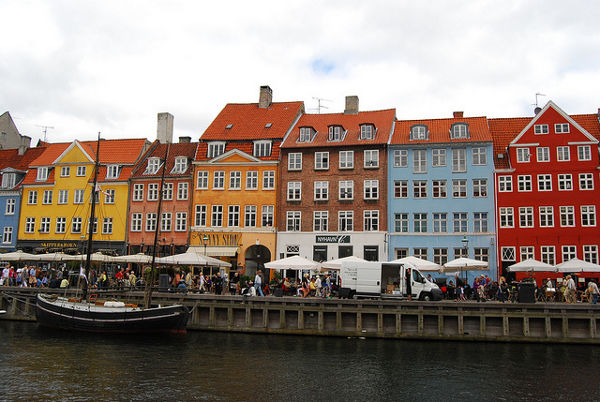 Casas de colores en el canal de Nyhavn en Copenhague