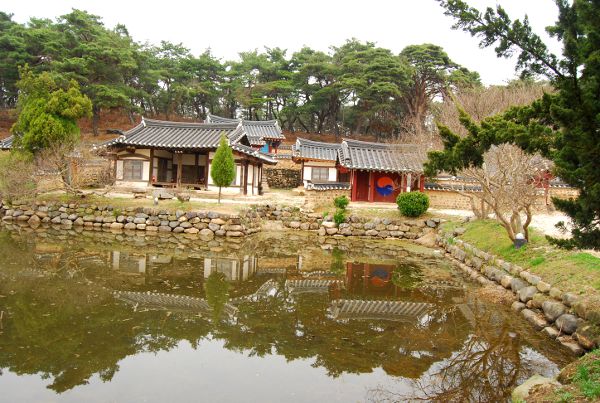 Charca junto a una casa tradicional coreana en Gyeongju