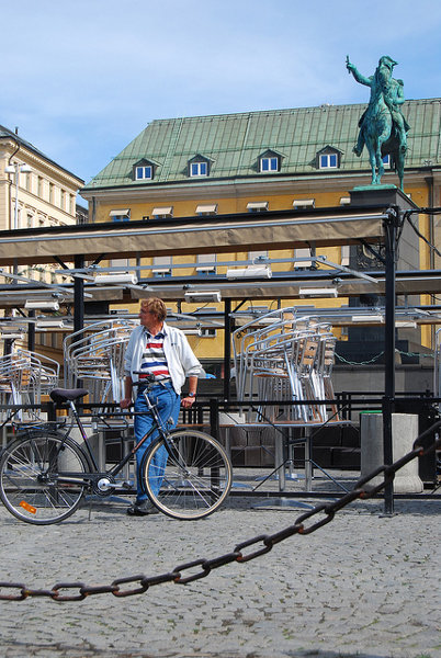 Ciclista esperando en Estocolmo