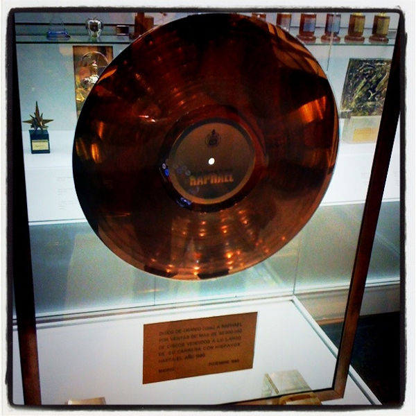 Disco de uranio en el Museo de Raphael en Linares