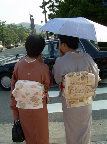 Dos mujeres japonesas con sus yukata