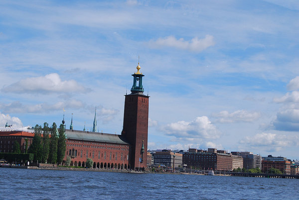 El Ayuntamiento de Estocolmo visto desde el agua