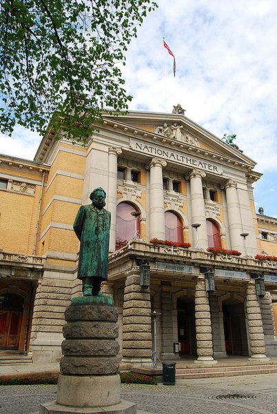 El Teatro Nacional de Oslo y la estatua de Ibsen