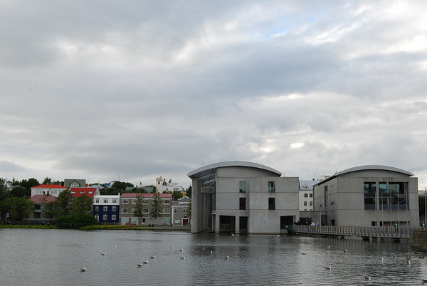 El ayuntamiento de Reikiavik visto desde el lago Tjörn