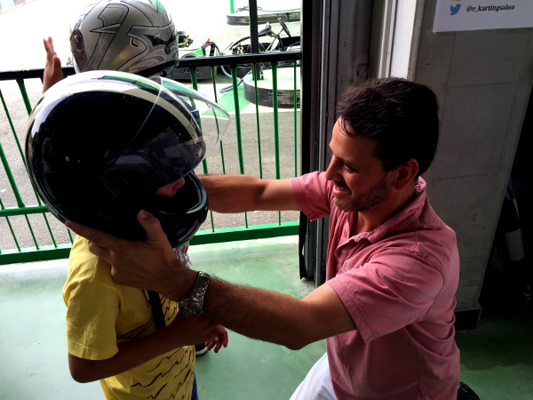 Fotos Salou, Teo con el casco en el Electric Karting Salou