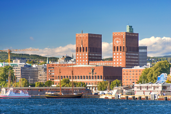 Fotos de Oslo, ayuntamiento desde el fiordo