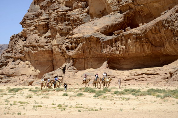 Fotos de Wadi Rum, Jordania - turistas a camello