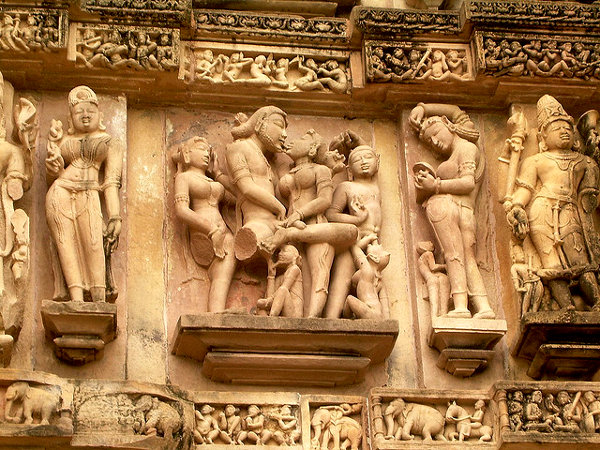 Fotos de los templos eroticos de Khajuraho, escena sexual