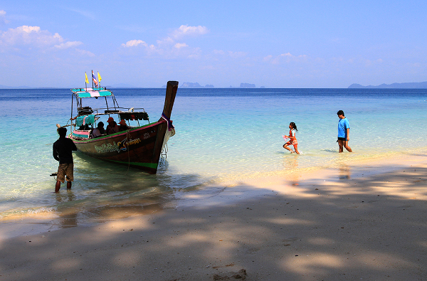 Fotos de viajes a Tailandia con niños y NaaiTravels, playa y barca