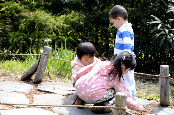 Fotos del Museo Ghibli de Mitaka, Oriol jugando con niñas
