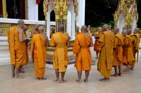 Fotos del viaje a Tailandia con niños, monjes rezando