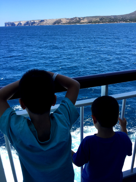 Fotos viaje a Ibiza con Balearia, Teo y Oriol mirando por la borda