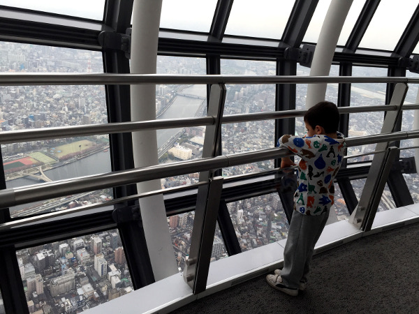 Photos of Japan with children, Teo on the Tokyo Skytree