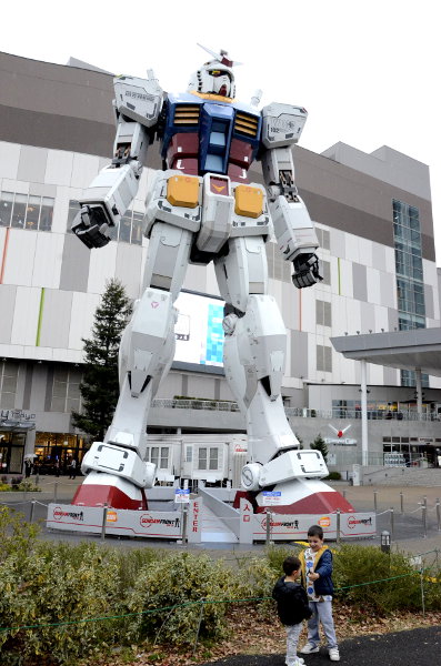 Photos of Japan, Teo and Oriol with the Gundam Odaiba