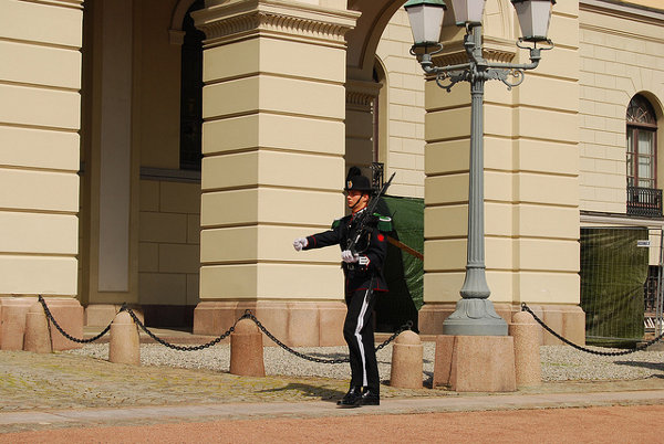 Guardia Real ante el Palacio de Oslo
