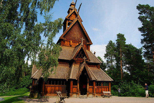 Iglesia de madera en el Museo del pueblo noruego de Oslo