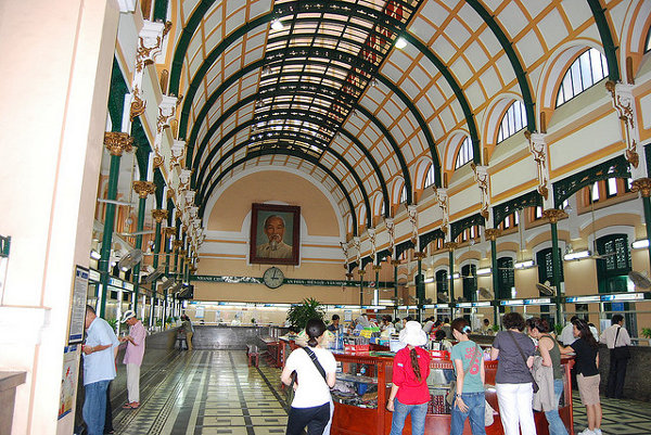 Interior de la Oficina Central de Correos de Saigón