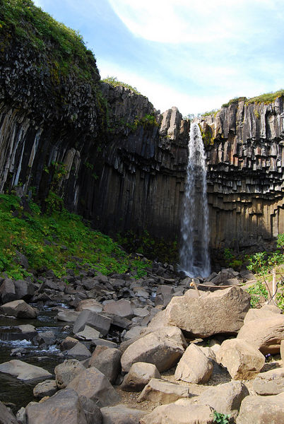 La cascada Svartifoss en Islandia