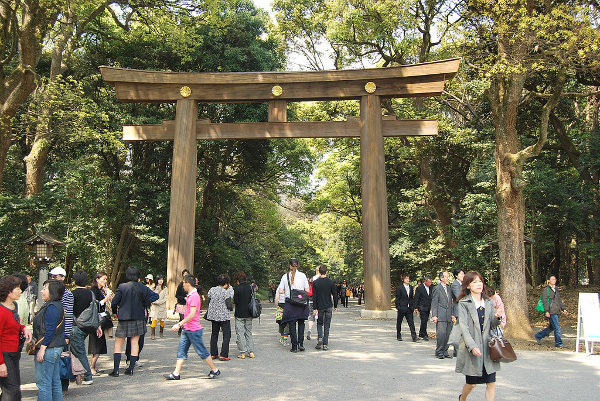 Mucha gente ante el torii del Meiji Jingu de Tokio
