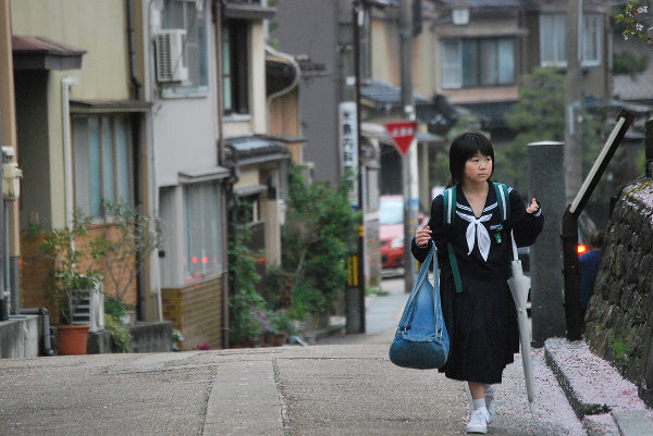 Niña vista en el barrio de las geishas de Kanazawa