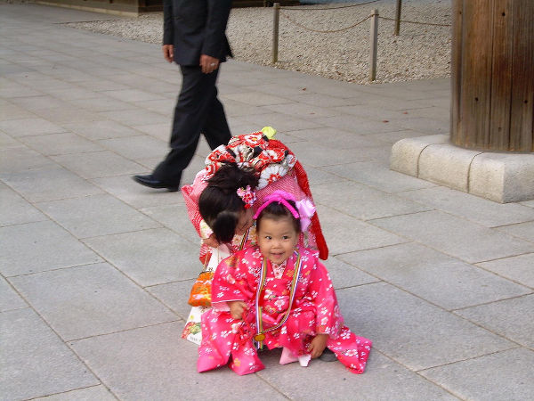 Niñas japonesas en el Meiji Jingu