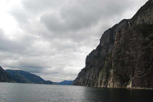 Nubarrones sobre el Lysefjord