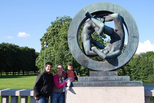 Pau, Vero y Teo en el parque de las estatuas de Oslo