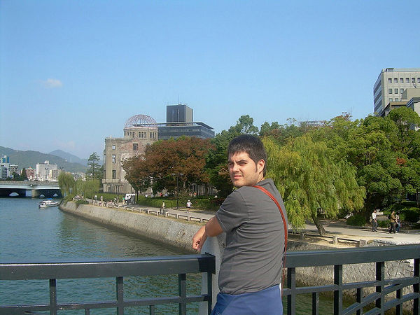 Pau mirando la Cúpula de Gembaku en Hiroshima