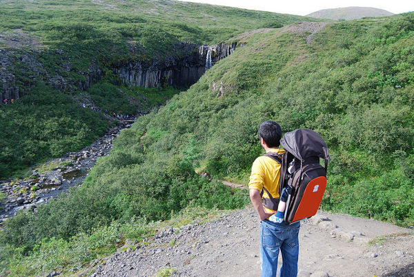 Pau y Teo observando Svartifoss en Islandia
