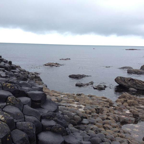 Playa negra en la Calzada del Gigante en Irlanda del Norte