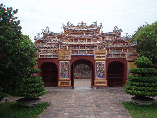 Puerta decorada en la Ciudadela de Hué