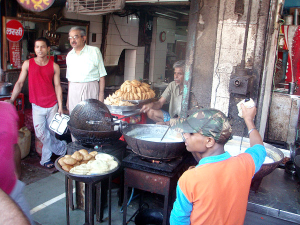 Puesto callejero de comidas para llevar en Nueva Delhi