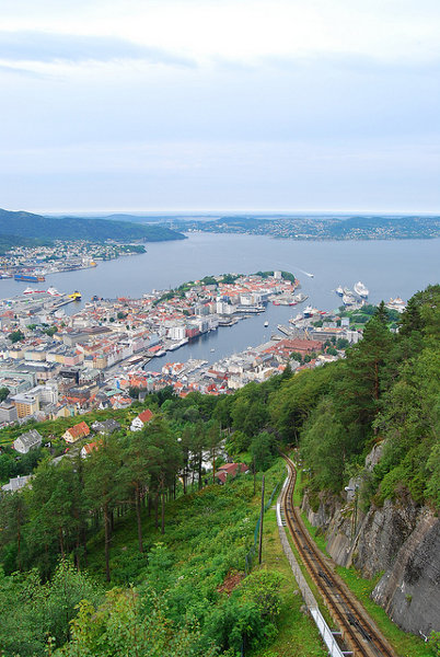 Raíles del funicular Fløibanen en Bergen
