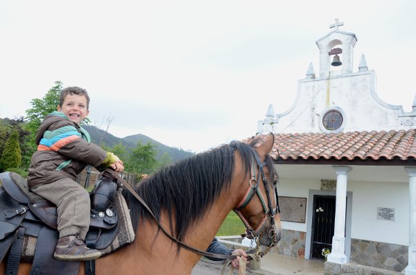 Teo a caballo en la Granja La Cuesta de Santa Marina