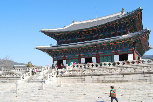 Teo viendo un castillo en el Palacio Gyeongbokgung de Seúl