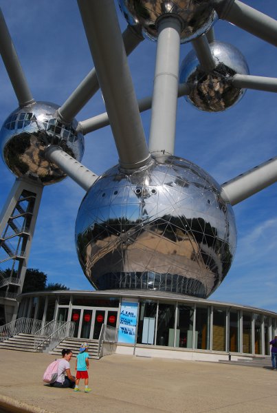 Teo y vero mirando el Atomium de Bruselas