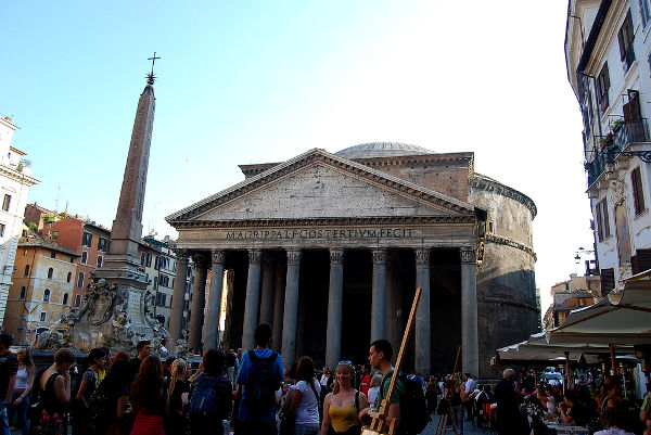 Turistas contemplando el Panteón de Roma