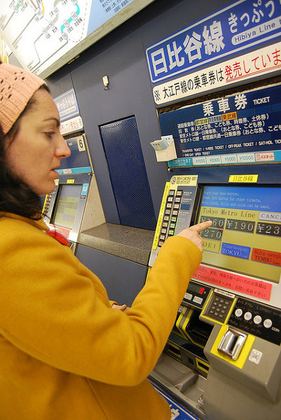 Vero comprando un billete de metro en Tokio