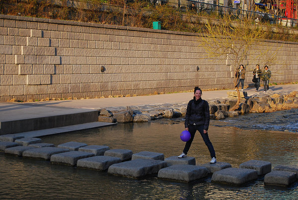 Vero en el arroyo Cheonggyecheon de Seúl
