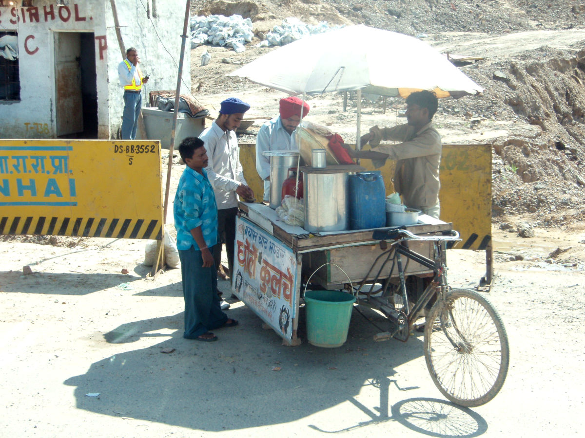 Puesto callejero de comida en Nueva Delhi