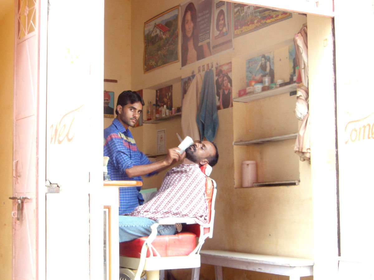 una barbería en samode, cerca de jaipur en india