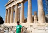 Pau luciendo la Ikukamiseta ante el Partenón