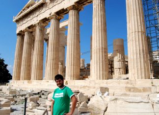 Pau luciendo la Ikukamiseta ante el Partenón