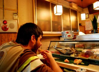 Pau comiendo sushi en Tsukiji