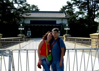 Vero i Pau ante los jardines del Palacio Imperial de Tokio