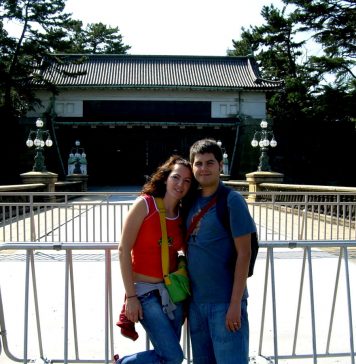 Vero i Pau ante los jardines del Palacio Imperial de Tokio