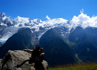 Vero y Teo frente al macizo del Mont Blanc